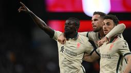 Selebrasi striker Liverpool, Sadio Mane (kiri) setelah mencetak gol ke gawang Aston Villa pada laga Liga Inggris 2021/2022 di Villa Park, Birmingham, 10 Mei 2022. Sadio Mane yang baru saja meninggalkan Liverpool pada awal musim 2022/2023 berhasil mencetak gol ke-100 di Liga Inggris saat menyumbang satu gol dalam kemenangan 5-0 Liverpool atas Watford pada pekan ke-8 Liga Inggris 2021/2022 (16/10/2021). Ia menjadi pemain Afrika ketiga yang mampu mencetak 100 gol atau lebih di Liga Inggris setelah Didier Drogba dan Mohamed Salah. (AFP/Paul Ellis)