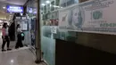 Kebijakan ini guna menjaga stabilitas nilai tukar Rupiah yang berada di bawah tekanan global. Tampak dalam foto, anteran warga yang akan menukarkan uang pecahan rupiah dan dolar Amerika Serikat (AS) di salah satu gerai penukaran mata uang asing, Jakarta, Rabu (5/5/2026). (Kapanlagi.com/Budy Santoso)