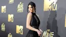 Seperti di foto ini, Kendall hadir di acara MTV Movue Awards dengan sangat elegan. Dress hitam yang menjuntai di bagian belakang dan terbuka di bagian depannya memperlihatkan kaki jenjangnya. (AFP/Emma McIntyre)