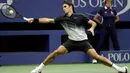 Petenis Swiss, Roger Federer mengembalikan bola pukulan Petenis AS, Frances Tiafoe saat bertanding pada turnamen tenis AS Terbuka 2017 di New York (29/8). Federer menang 4-6, 6-2, 6-1, 1-6, 6-4. (AP Photo/Julio Cortez)