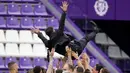 Pelatih Atletico Madrid, Diego Simone, diangkat para pemainnya saat merayakan kemenangan atas Real Valladolid pada laga Liga Spanyol di Stadion Jose Zorrilla, Sabtu (22/5/2021). Atletico Madrid menang dengan skor 2-1. (AP/Manu Fernandez)