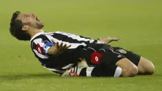 Alessandro Del Piero - Ikon dari Juventus ini tidak usai diragukan lagi kesetiannya bersama La Vecchia Signora, bertahan adalah satu-satunya pilihan bagi sang kapten kala itu. (AFP/Giuseppe Cacace)