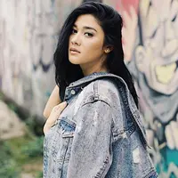 Meskipun sering tampil anggun, adik dari Nana Mirdad ini juga bisa tampil swag dan keren saat pakai jaket denim. Terlebih lagi wajahnya yang dirias makeup tipis memberikan sisi natural look. (Liputan6.com/IG/@naymirdad)