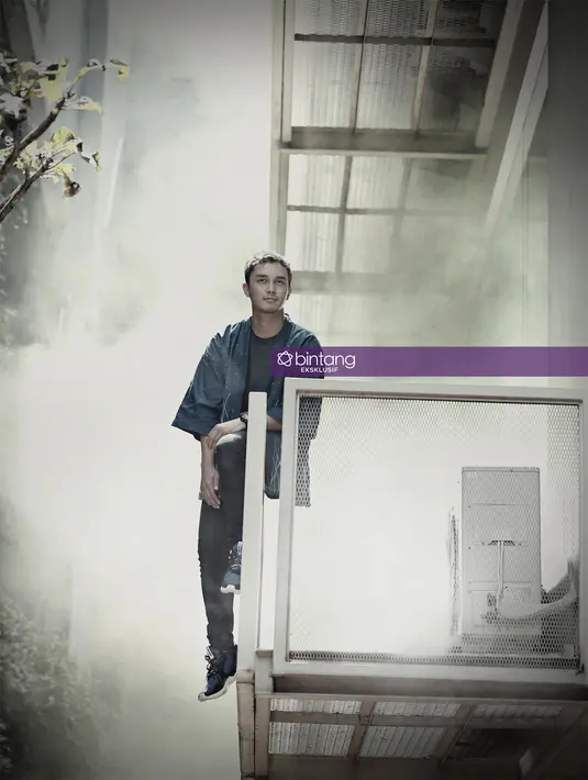 Lantas bagaimana saat Dimas pertama kali mendapat tawaran. Meski ia mengaku sempat goyah, tapi ia melihat film ini berbeda dari film religi pada umumnya yang membahas poligami dan perbedaan agama. (Bambang E. Ros/Bintang.com)