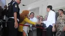 Beberapa pegawai tak menyia-nyiakan kesempatan bersalaman dengan Jokowi, Jakarta, (17/10/14). (Liputan6.com/Herman Zakharia) 