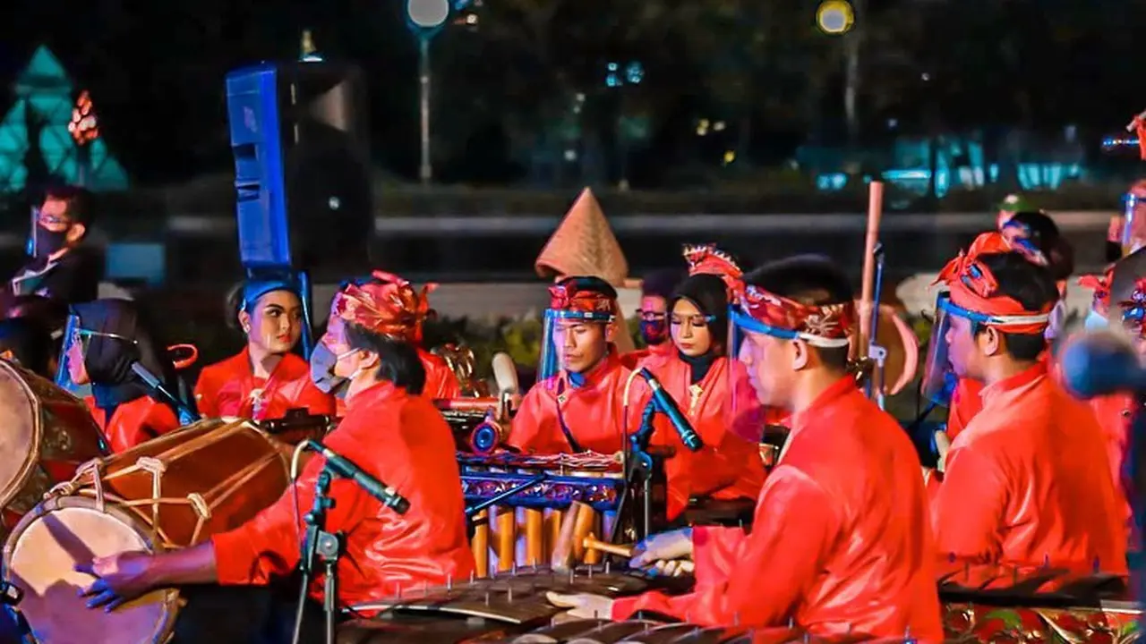 7 Potret Parade Seni Budaya Surabaya 2020 Digelar Virtual, Tri Rismaharini Baca Puisi