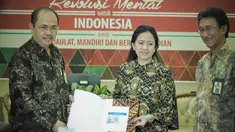 Menko Bidang Pembangunan Manusia Dan Kebudayaan, (PMK) Puan Maharani (tengah) ketika menyerahkan surat pemberitahuan tahunan (SPT) pajak penghasilan di Kantor Kementerian PMK, Jakarta, Kamis (26/3/2015). (Liputan6.com/Faizal Fanani)