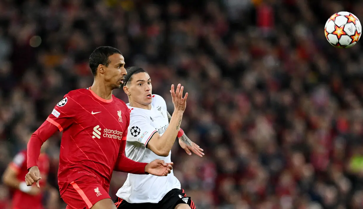 Striker asal Uruguay itu sukses membawa Benfica hingga babak perempat final Liga Champions sebelum disingkirkan Liverpool lewat laga sengit hingga kalah agregat 6-4 dari Liverpool. (AFP/ Paul Ellis)