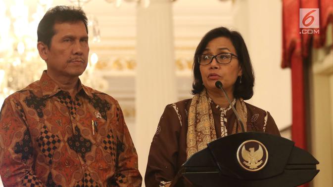 Menteri Keuangan (Menkeu) Sri Mulyani (kanan) didampingi MenPANRB Asman Abnur memberi keterangan terkait THR di Istana Negara, Jakarta, Rabu (23/5). (Liputan6.com/Angga Yuniar)