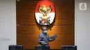 Tersangka kasus dugaan penerimaan gratifikasi bersama Bupati Malang periode tahun 2010-2015 dan periode 2016–2021 Eryck Armando Talla (rompi orange) digiring petugas jelang dihadirkan pada rilis penetapan masa penahanan di gedung KPK, Jakarta, Kamis (30/7/2020). (Liputan6.com/Helmi Fithriansyah)