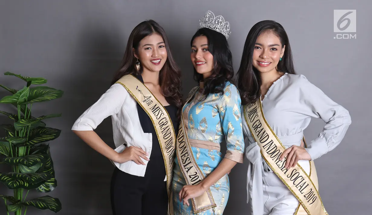 Miss Grand Indonesia 2019 Sarlin Jones (tengah) bersama runner up 1 Cindy Yuliani (kiri) dan runner up 2 Gabriella Hutahaean (kanan) berpose di Kantor KLY, Jakarta, Selasa (3/9/2019). Miss Grand Indonesia 2019 diikuti 34 finalis dari seluruh provinsi di Tanah Air. (Liputan6.com/Herman Zakharia)