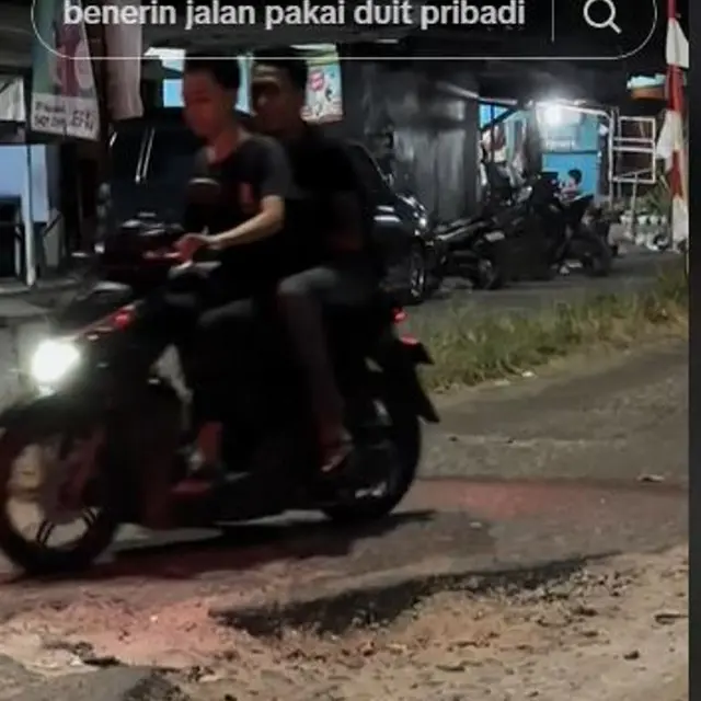 Tiktoker Tambal Jalan Rusak dan Berlubang di Tangerang yang Sudah Lama Rusak dan Sering Bikin Macet