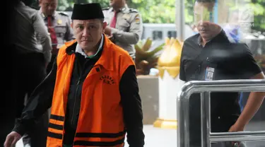 Anggota DPRD Lampung Tengah, Rusliyanto saat tiba di gedung KPK untuk menjalani pemeriksaan lanjutan, Jakarta, Selasa (27/3). Rusliyanto diperiksa sebagai tersangka kasus suap. (Merdeka.com/Dwi Narwoko)