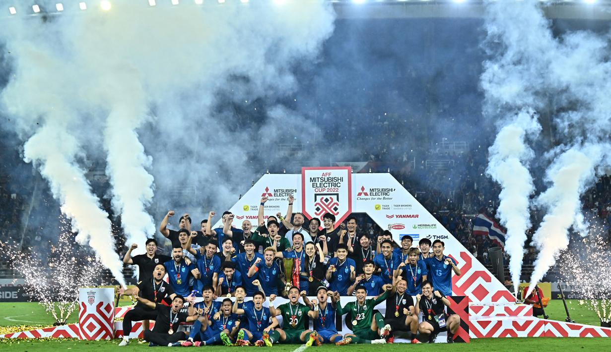 Para pemain Thaiand melakukan selebrasi usai menjuarai Piala AFF 2022. (AFP/Lillian Suwanrumpha)