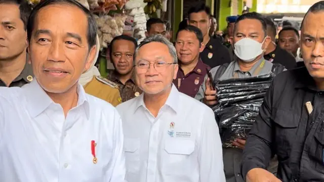 Menteri Perdagangan (Mendag) Zulkifli Hasan (Zulhas) mendampingi Presiden RI Joko Widodo melakukan kunjungan ke Pasar Johar, Karawang, Jawa Barat, hari ini, Kamis, (14/9/2023). (Dok Kemendag)