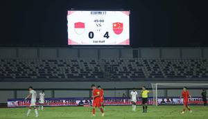 Di babak pertama, China menutup laga dengan keunggulan 4-0. Tampak dalam foto, papan skor menunjukkan hasil pertandingan babak pertama antara Timnas Indonesia U-17 dan China dalam laga uji coba di Indomilk Arena, Tangerang, Banten, Minggu (8/2/2026). (Bola.com/M Iqbal Ichsan)
