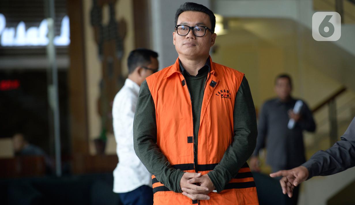 Mantan Dirut Perum Perindo, Risyanto Suanda berjalan keluar usai menjalani pemeriksaan di Gedung KPK, Jakarta, Senin (20/1/2020). Berkas perkara tersangka Risyanto Suanda terkait kasus dugaan korupsi kuota impor ikan tahun 2019 telah lengkap (P21) dan siap untuk disidangkan (merdeka.com/Dwi Narwoko)