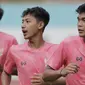 Pemain Timnas Indonesia U-19, Sutan Zico dan Beckham Putra, saat menggelar sesi latihan di Stadion Wibawa Mukti, Cikarang, Senin (13/1/2020). Sebanyak 51 pemain mengikuti seleksi untuk memperkuat skuat utama Timnas Indonesia U-19. (Bola.com/M Iqbal Ichsan)