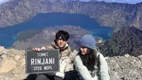 Abun Sungkar dan Callista Arum Mendaki Gunung Rinjani, Bawa Papan 3726 MDPL