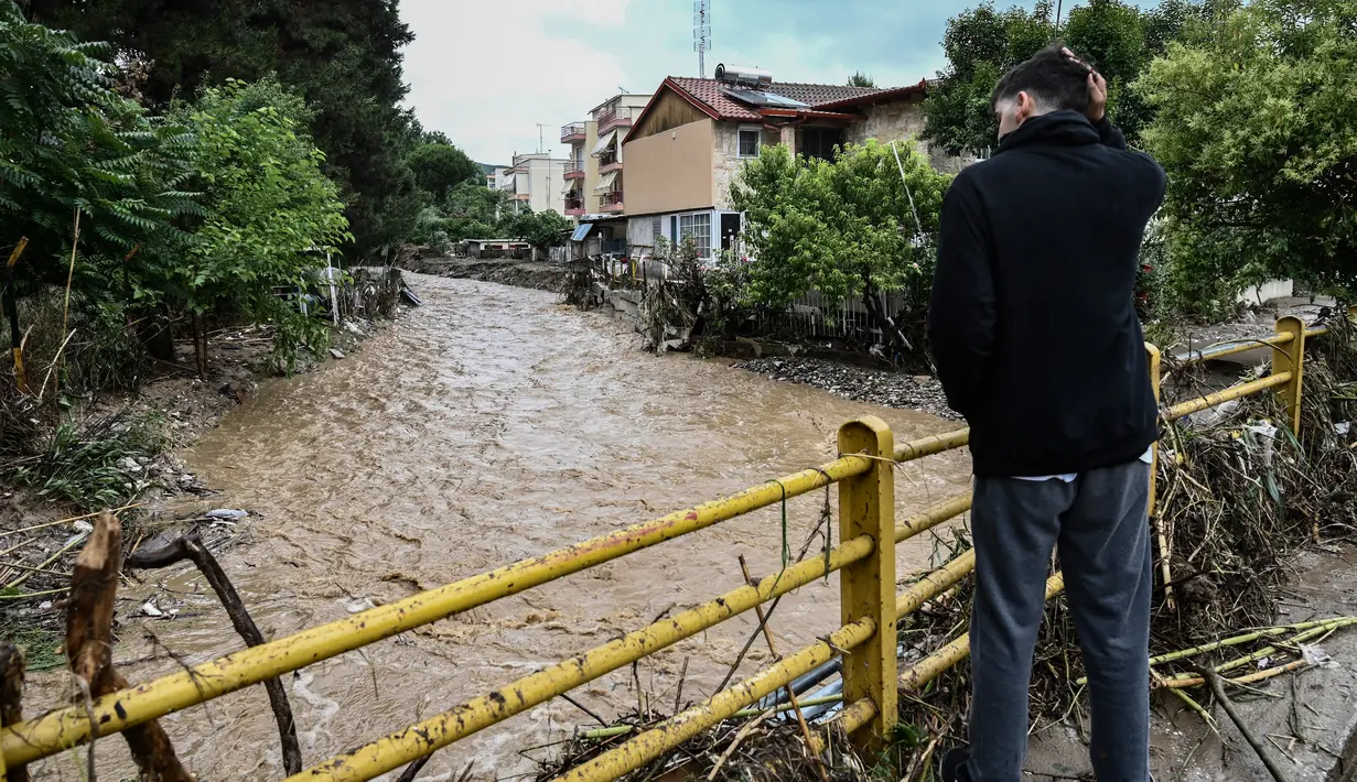 Media lokal melaporkan naiknya permukaan air, puing-puing dan insiden pohon tumbang yang membutuhkan perhatian layanan darurat. (Photo by Sakis MITROLIDIS / AFP)