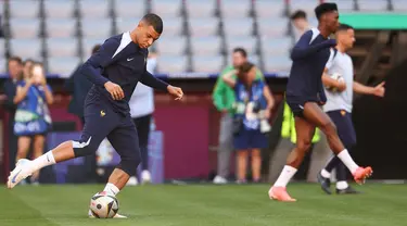 Penyerang Prancis #10 Kylian Mbappe dan rekan satu timnya mengambil bagian dalam sesi latihan MD-1 menjelang semifinal Euro 2024 di Munich Football Arena, Senin (8/7/2024). (FRANCK FIFE / AFP)