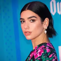 Penyanyi cantik Dua Lipa berpose saat tiba menghadiri MTV Europe Music Awards 2018 di Bilbao, Spanyol (4/11). Penyanyi asal Inggris tampil cantik dan seksi mengenakan mini dress bermotif bunga di acara tersebut. (AP Photo/Vianney Le Caer)
