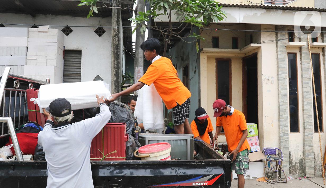 Warga menggunakan mobil bak terbuka untuk memindahkan barang saat pembebasan lahan proyek Jalan Tol CIbitung-CIlincing seksi 4 di kawasan Semper Timur, Cilincing, Jakarta Utara, Selasa (8/11/2022). PT Cibitung Tanjung Priok Port Tollways (CTP Tollways) sebagai Badan Usaha Jalan Tol (BUJT) mencatat progres pembebasan lahan untuk seksi 4 sepanjang 7,28 km telah mencapai 100% dan ditargetkan pembangunannya selesai pada akhir tahun 2022. (Liputan6.com/Herman Zakharia)