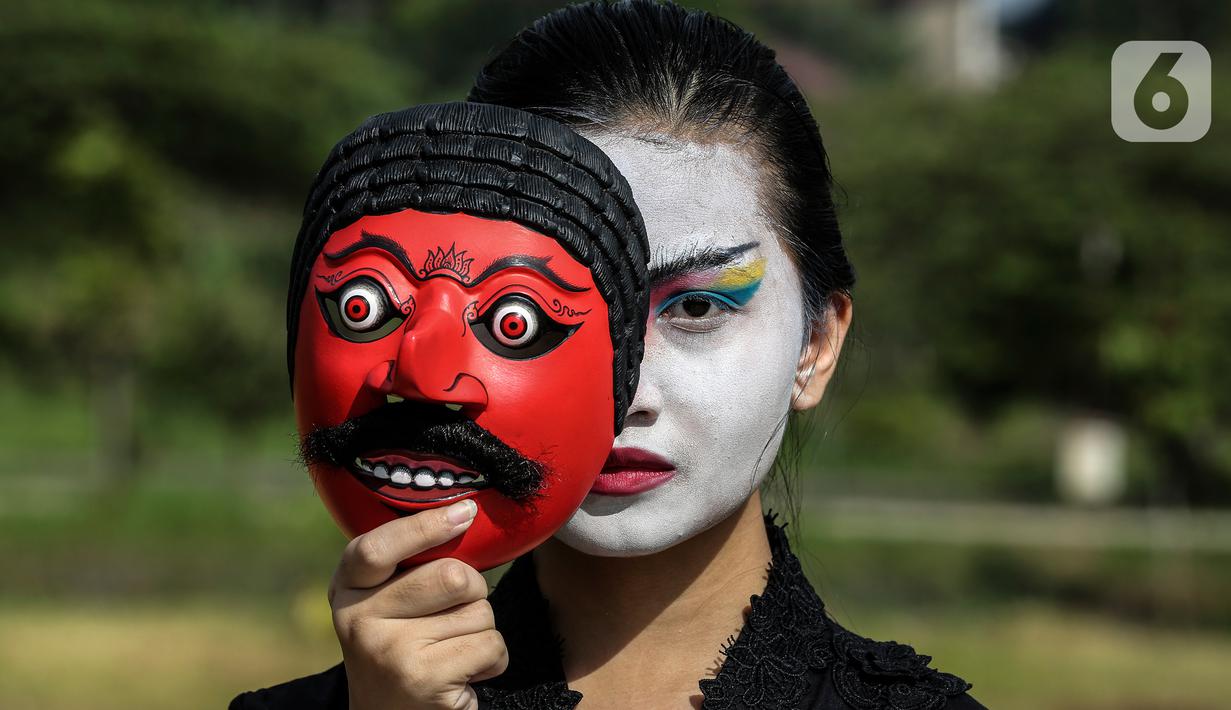 Tarian dan fashion show berlatar belakang alam di Grand Smesco Hills Cisarua, Bogor, Minggu (11/4/2021). Kegiatan Kartini Festival ini untuk mempromosikan campaign perempuan Indonesia berbudaya, berbudi pekerti luhur, dan mencintai produk lokal khas Indonesia. (Liputan6.com/JohanTallo)