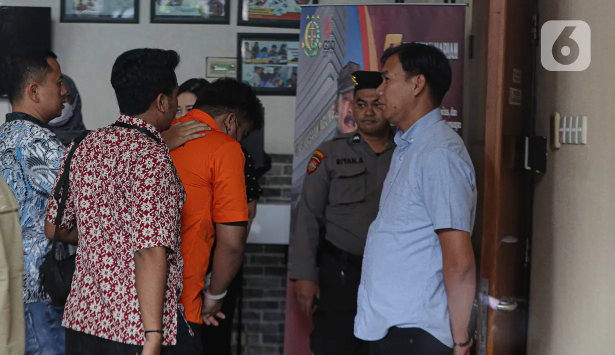 Butuh waktu 2 bulan 22 hari, sejak dari dikeluarkannya surat perintah dimulainya penyidikan, atau sprindik yang diterbitkan pada 2 Maret lalu, hingga dinyatakan P-21 pada Rabu, 24 Mei kemarin. (Liputan6.com/Faizal Fanani)