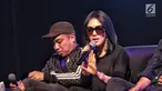 Penyanyi Syahrini memberi keterangan konser bertema "10 Tahun Jambul Khatulistiwa Journey of Syahrini" di Jakarta, Selasa (28/8). Sebelumnya, Syahrini sedang mencuri perhatian karena tiket konsernya yang dinilai kemahalan. (Liputan6.com/Faizal Fanani)