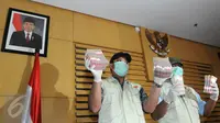 Petugas menunjukkan barang bukti hasil operasi tangkap tangan (OTT) di Gedung KPK (Liputan6.com/Helmi Afandi)
