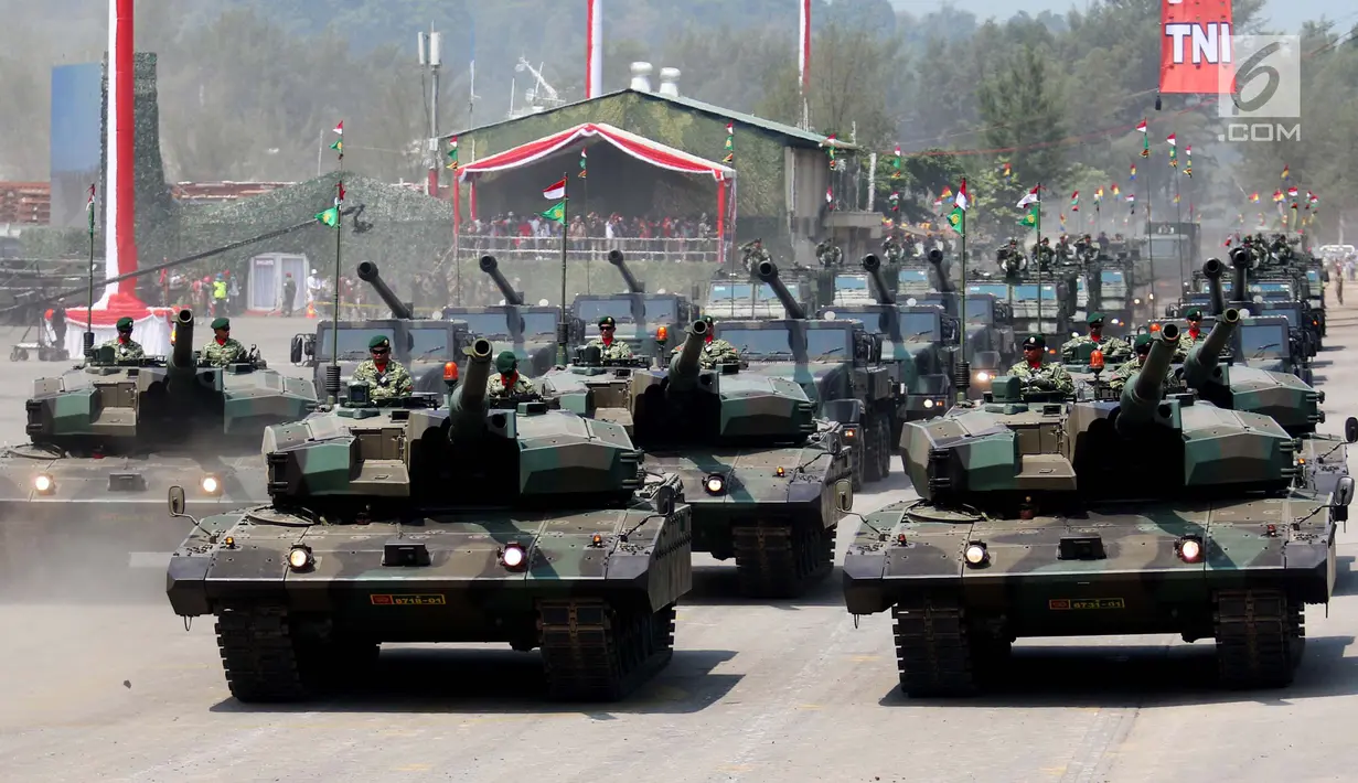 Pasukan tank TNI saat geladi resik HUT TNI ke-72 di Cilegon, Banten, Selasa (3/10). Geladi resik tersebut untuk memperingati HUT TNI ke-72 yang dilaksanakan tanggal 5 Oktober. (Liputan6.com/Angga Yuniar)