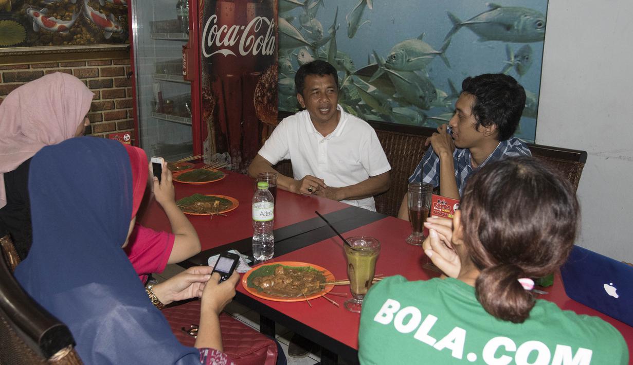 Kumpul bersama keluarga dan berwisata kuliner menjadi salah satu hal yang dilakukan pelatih Mitra Kukar, Jafri Sastra, untuk menenangkan diri jelang laga final. (Bola.com/Vitalis Yogi Trisna)