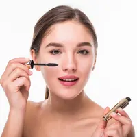 Fokuskan penggunaan maskara pada bulu mata atas untuk membuat mata terlihat lebih terbuka dan segar. (Foto: diana.grytsku/Freepik)