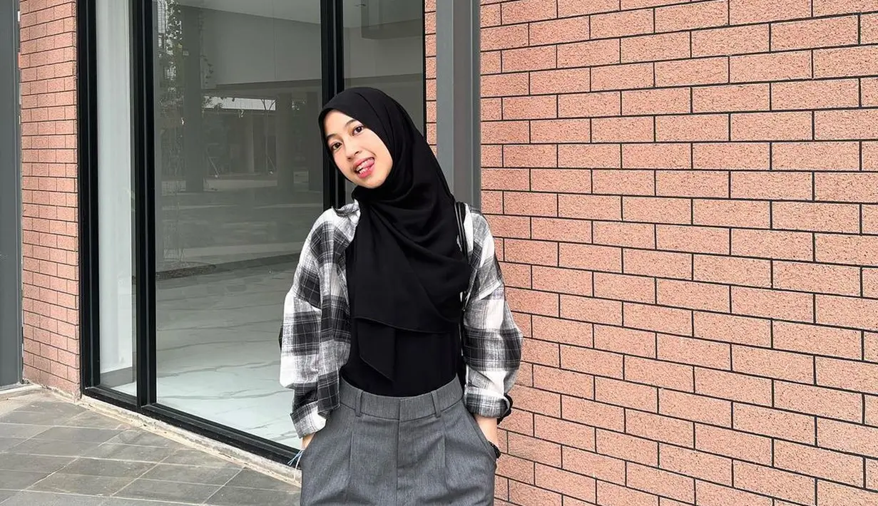 Padu padan plaid shirt dengan top hitam dan loose pants abu-abu sempurna untuk outfit kuliah.  [Instagram/adiba.knza]