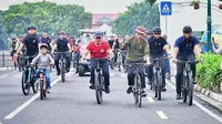 Presiden Joko Widodo (Jokowi) bersama cucunya, Jan Ethes Srinarendra mengisi akhir pekan dengan bersepeda di Yogyakarta, Sabtu (25/4/2024). (Ist).