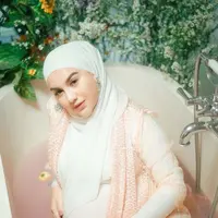 Segera melahirkan anak keduanya, Irish Bella memamerkan potret maternity shoot dengan tema indah bagai di negeri dongeng. (Foto: instagram.com @fdphotography90/@_irishbella_)