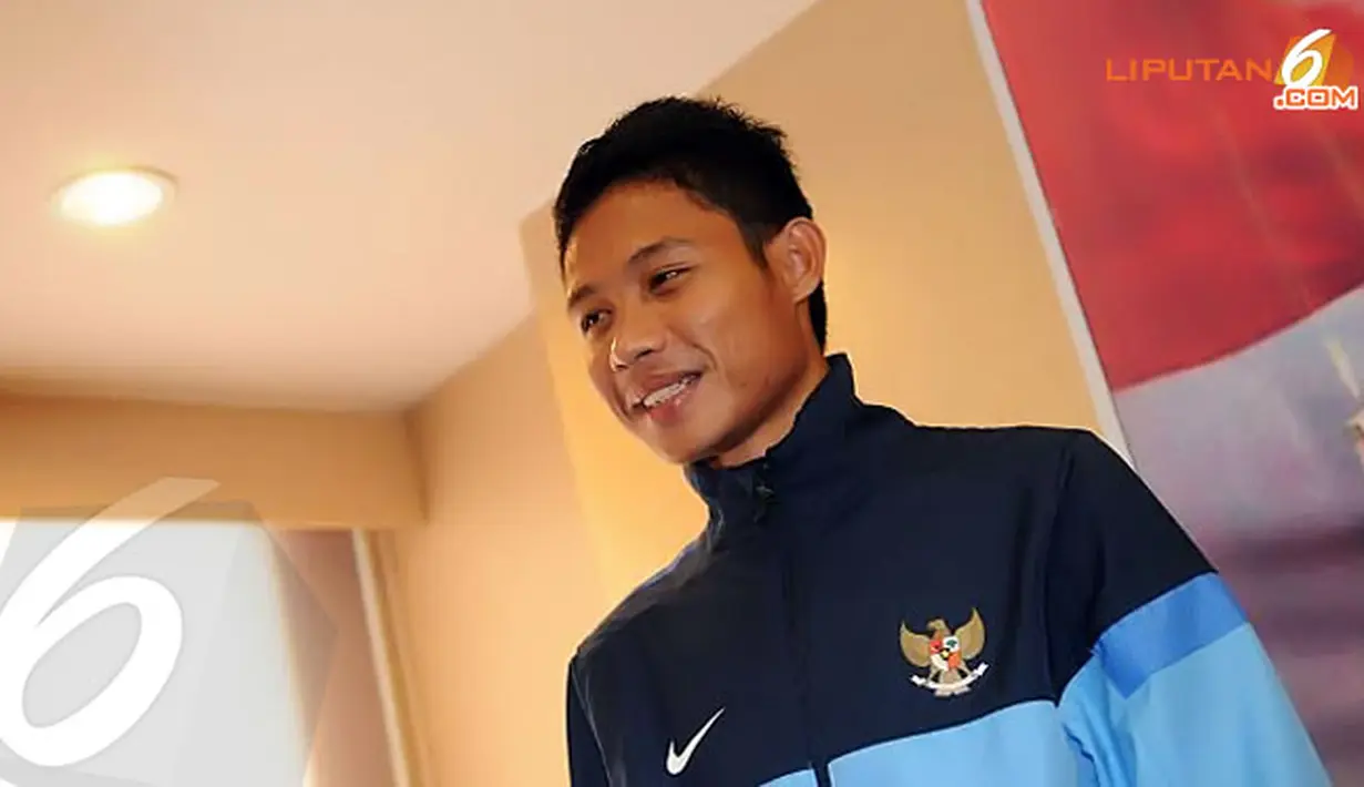 Bagi Evan, kapten merupakan penyambung lidah pelatih. Di dalam lapangan, sang kapten-lah yang menerjemahkan keinginan pelatih Indra Sjafri (Liputan6.com/Helmi Fithriansyah).