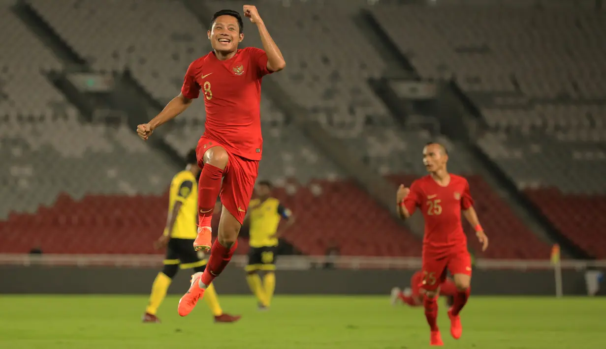 Gelandang Timnas Indonesia, Evan Dimas, merayakan gol ke gawang Vanuatu pada laga persahabatan di SUGBK, Jakarta, Sabtu (15/6). Indonesia menang 6-0 atas Vanuatu. (Bola.com/Yoppy Renato)