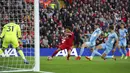 Pemain Liverpool Mohamed Salah (tengah) mencetak gol ke gawang Manchester City pada pertandingan Liga Inggris di Anfield, Liverpool, Inggris, Minggu (3/10/2021). Pertandingan berakhir imbang 2-2. (Peter Byrne/PA via AP)
