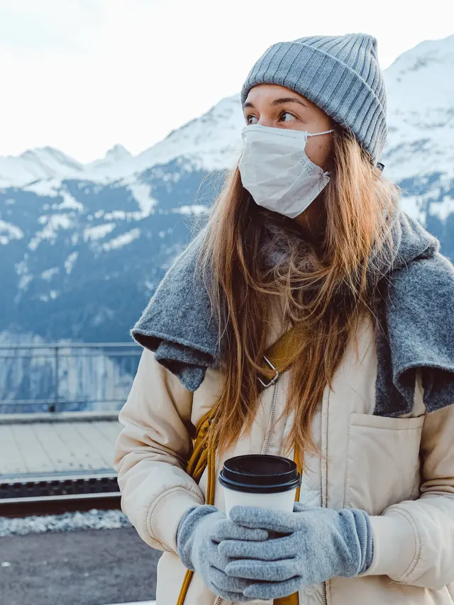 ilustrasi menggunakan masker saat new normal/pexels