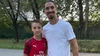 Francesco Camarda berfoto bersama Zlatan Ibrahimovic. (Dok. Twitter/Calcio AC Milan)