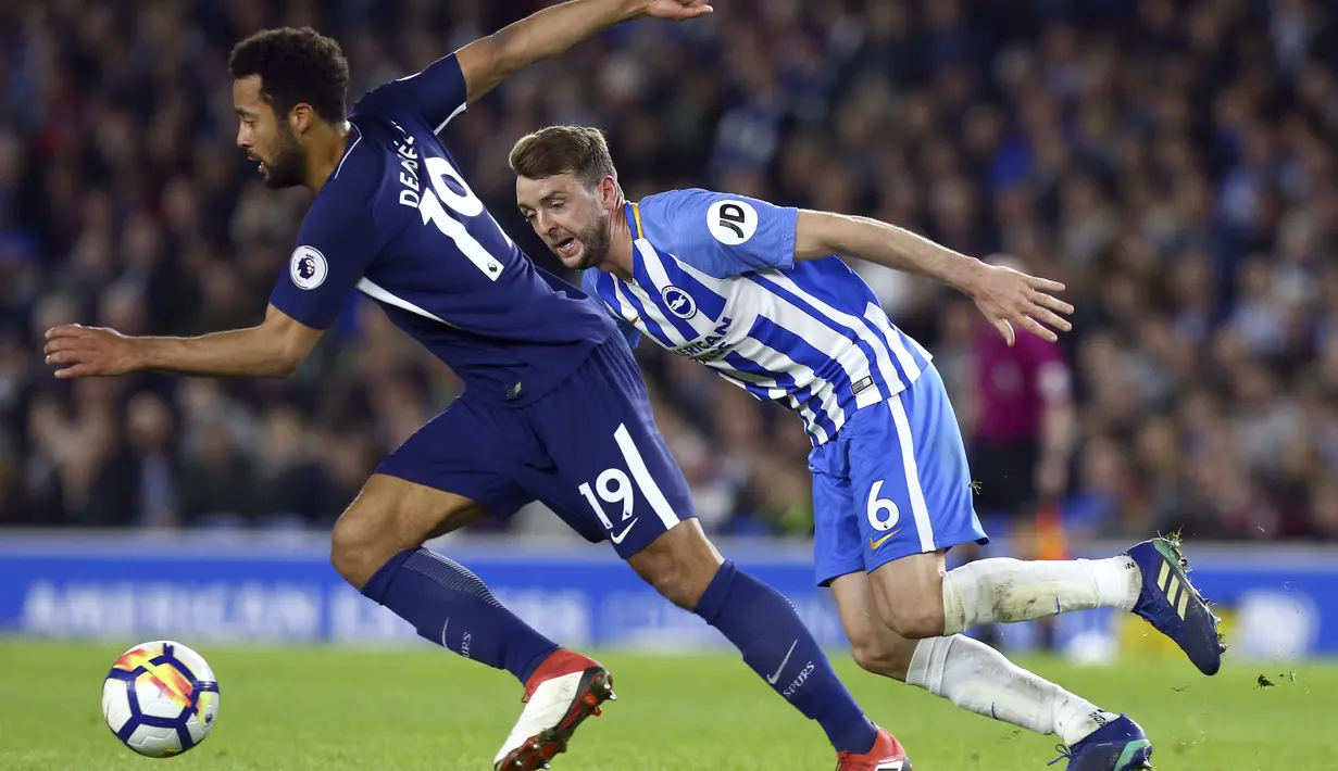 Pemain Tottenham Hotspur, Mousa Dembele (kiri) berusaha melewati adangan pemain Brighton, Dale Stephens pada lanjutan Premier League di AMEX Stadium, Brighton, (17/4/2018). Tottenham bermain imbang 1-1 lawan Brighton. (Gareth Fuller/PA via AP)