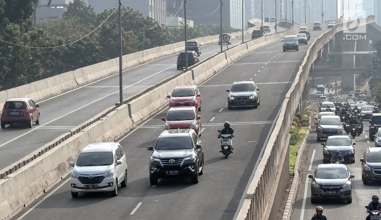 Pengendara sepeda motor melintasi Jalan Layang Non-Tol (JLNT) Kampung Melayu-Tanah Abang, Jakarta, Kamis (30/8). Meski berulang kali ditertibkan, sejumlah pemotor tetap nekat melintasi jalur khusus mobil tersebut. (Liputan6.com/Immanuel Antonius)