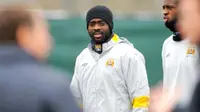 Bek Manchester City Kolo Toure (tengah) dan adiknya Yaya Toure di sesi latihan tim yang digelar di kompleks Carrington, 16 Maret 2011, jelang babak 16 besar Europa League lawan Dynamo Kiev. AFP PHOTO / ANDREW YATES