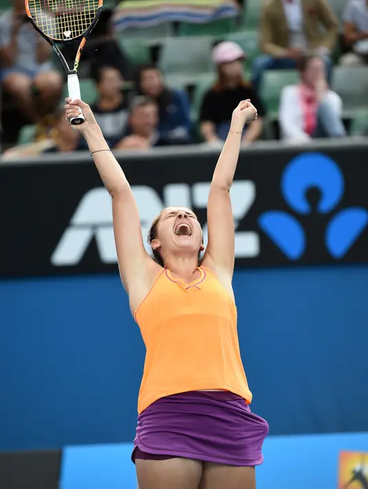 Margarita Gasparyan melakukan selebrasi setelah menang atas petenis asal Kazakhstan Yulia Putintseva pada Australia Open 2016 di Melbourne (20/1/2016). Gasparyan memiliki ciri khas back-hand satu tangan yang sangat kuat. (AFP PHOTO/WILLIAM WEST)