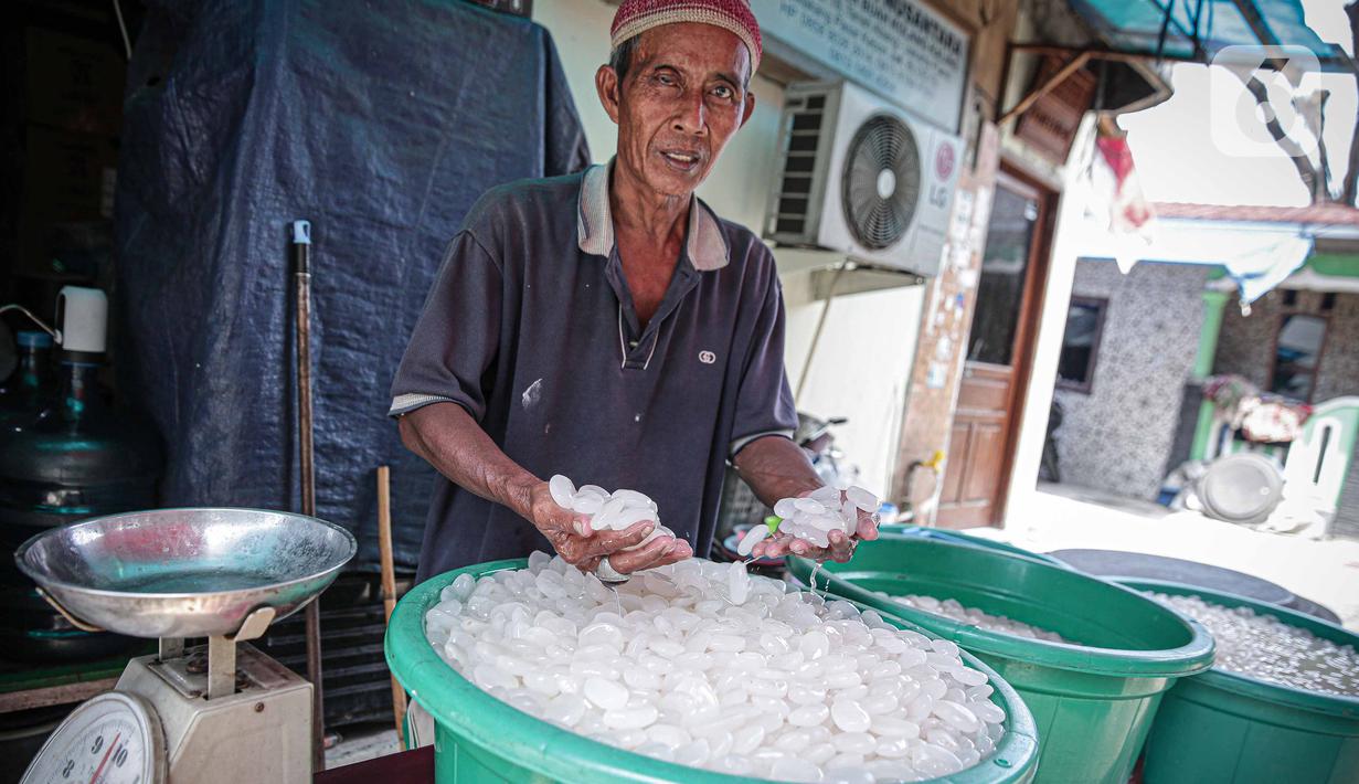 Pedagang menjajakan buah kolang-kaling dagangannya di kawasan Tanah Abang, Jakarta, Kamis (7/4/2022). Pedagang mengatakan penjualan kolang kaling di masa pandemi kali ini meningkat hingga 80 persen dibandingkan pada bulan Ramadhan tahun lalu. (Liputan6.com/Faizal Fanani)