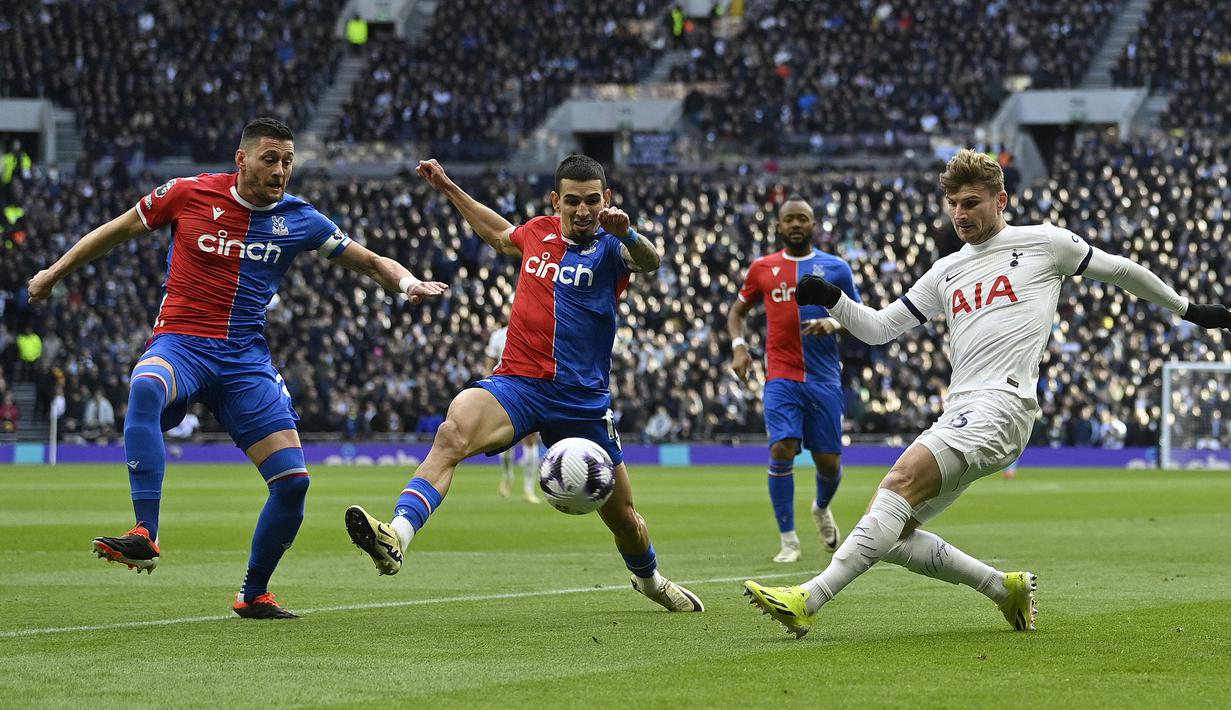 Pemain Tottenham, Timo Werner (kanan) melepaskan umpan silang dibayangi sejumlah pemain Crystal Palace pada laga lanjutan Liga Inggris 2023/2024 di Tottenham Hotspur Stadium, London, Inggris, Sabtu (02/03/2024) malam WIB. (AFP/Justin Tallis)