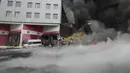 Petugas pemadam kebakaran berusaha memadamkan api di pusat logistik yang rusak setelah penembakan di Kiev, Ukraina, Kamis (3/3/2022). Rusia telah meluncurkan serangan jarak jauh ke Ukraina, menghantam kota dan pangkalan dengan serangan udara atau penembakan. (AP Photo/Efrem Lukatsky)