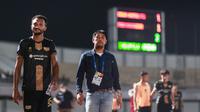 Pemain Dewa United FC, Lucas Ramos (kiri) dan pelatih kepala, Nil Maizar meninggalkan lapangan usai berakhirnya laga pekan ke-10 BRI Liga 1 2022/2023 antara Dewa United FC melawan PSM Makassar di Stadion Indomilk Arena, Tangerang, Kamis (15/9/2022). (Bola.com/Bagaskara Lazuardi)